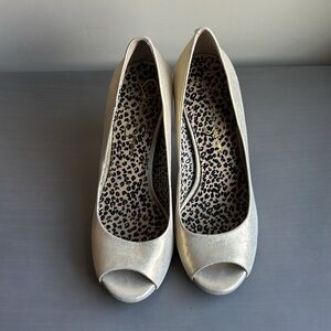 Women’s Jessica Simpson Peep toe pumps